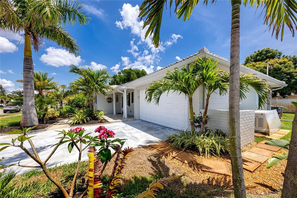 For Sale: $599,000 (3 beds, 2 baths, 1301 Square Feet)
