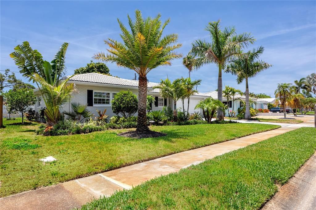 For Sale: $599,000 (3 beds, 2 baths, 1301 Square Feet)