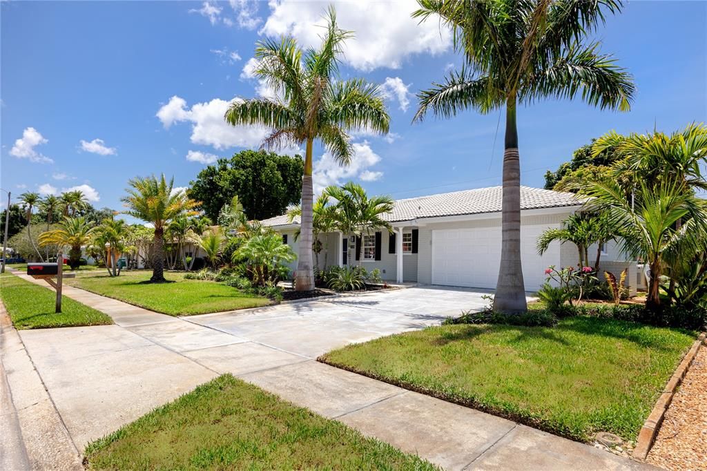 For Sale: $599,000 (3 beds, 2 baths, 1301 Square Feet)