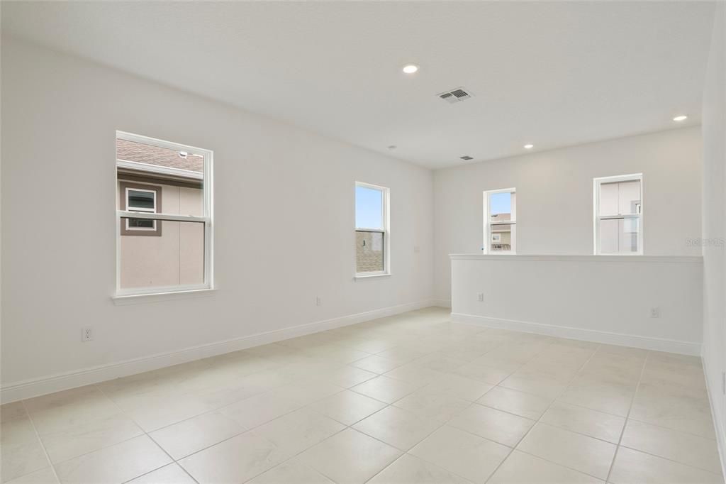 For Rent: $1,800 (1 beds, 1 baths, 825 Square Feet)