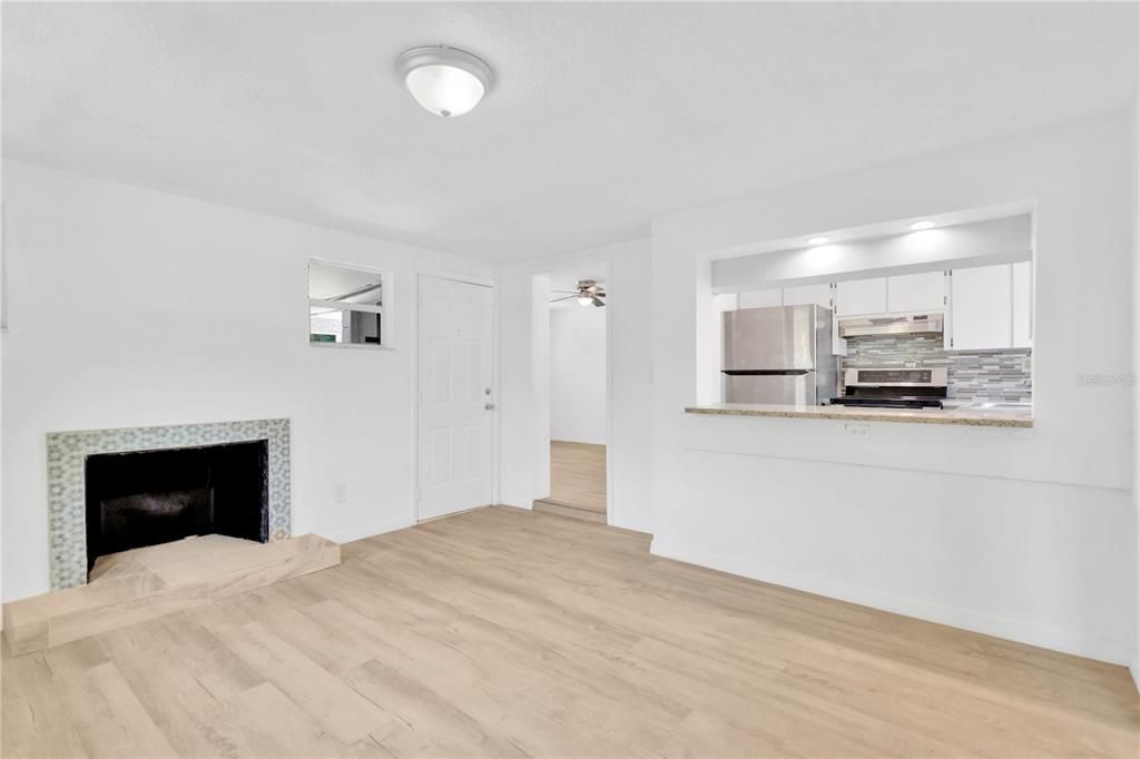 For Sale: $325,000 (3 beds, 2 baths, 997 Square Feet)