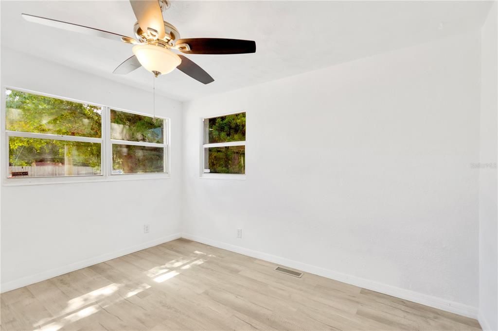 For Sale: $325,000 (3 beds, 2 baths, 997 Square Feet)
