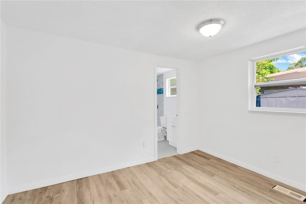 For Sale: $325,000 (3 beds, 2 baths, 997 Square Feet)