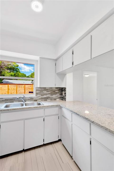 For Sale: $325,000 (3 beds, 2 baths, 997 Square Feet)