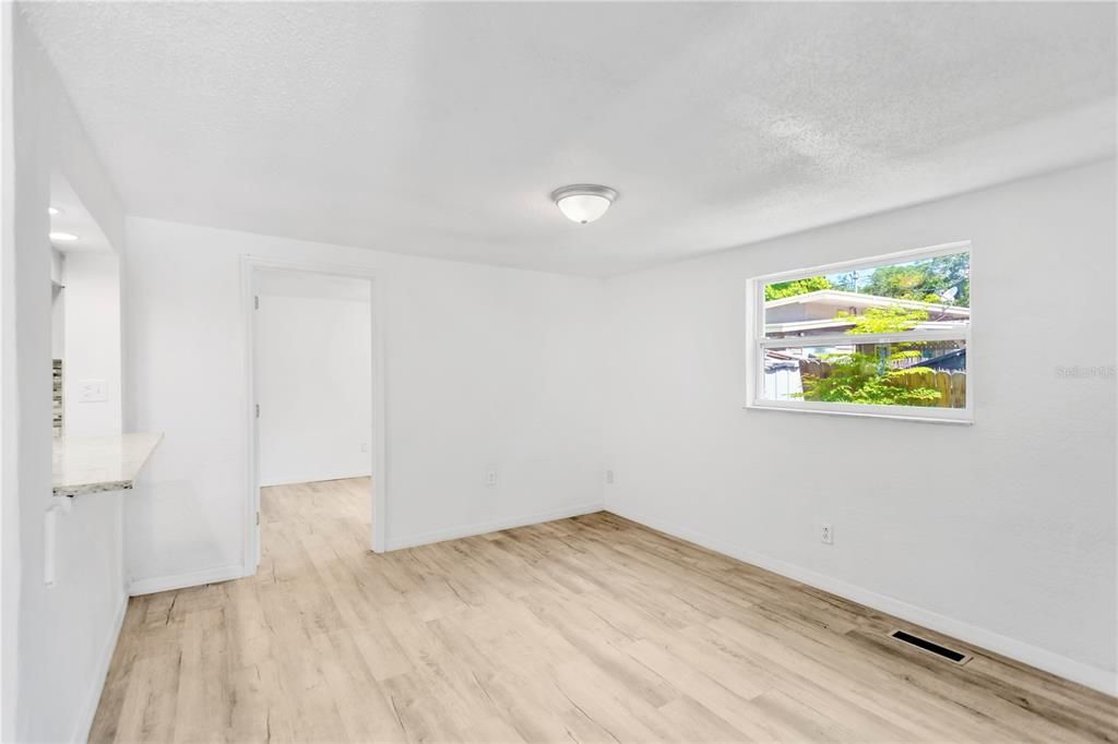 For Sale: $325,000 (3 beds, 2 baths, 997 Square Feet)