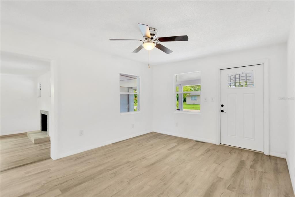 For Sale: $325,000 (3 beds, 2 baths, 997 Square Feet)