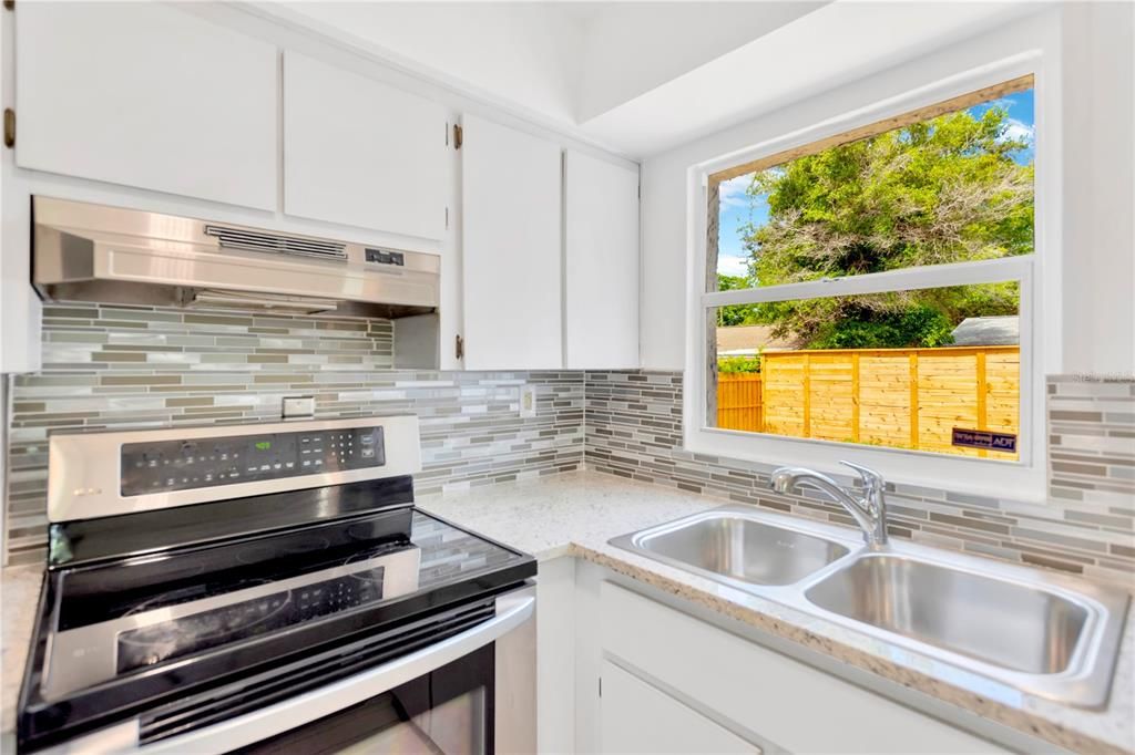 For Sale: $325,000 (3 beds, 2 baths, 997 Square Feet)