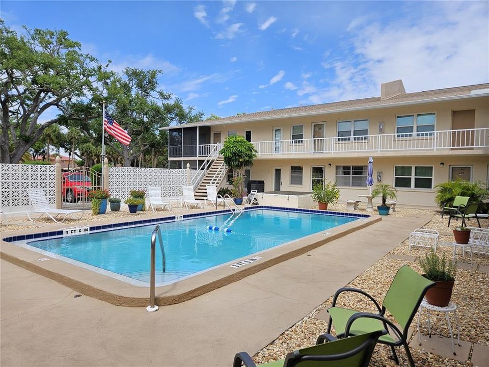 For Rent: $1,900 (2 beds, 1 baths, 716 Square Feet)