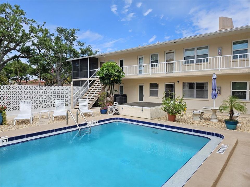 For Rent: $1,900 (2 beds, 1 baths, 716 Square Feet)
