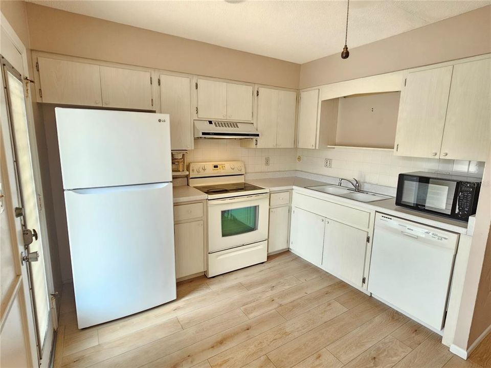 For Rent: $1,900 (2 beds, 1 baths, 716 Square Feet)