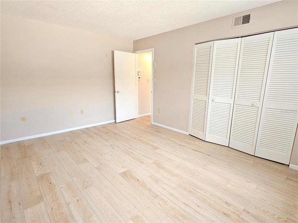 For Rent: $1,900 (2 beds, 1 baths, 716 Square Feet)