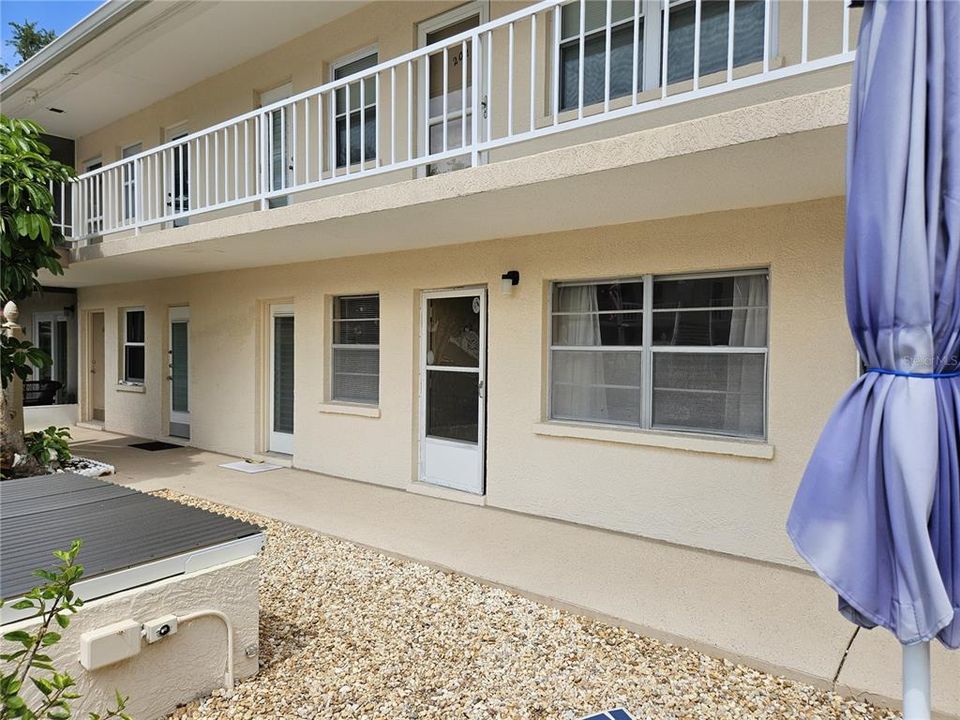 For Rent: $1,900 (2 beds, 1 baths, 716 Square Feet)
