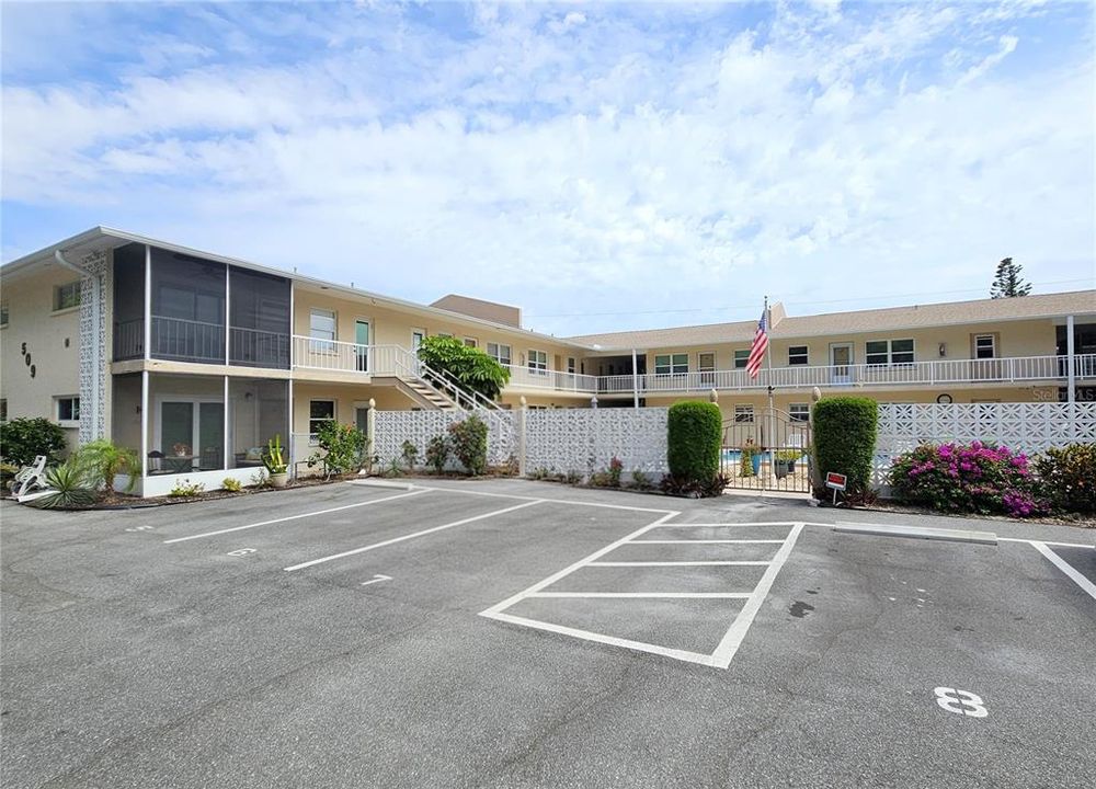 For Rent: $1,900 (2 beds, 1 baths, 716 Square Feet)