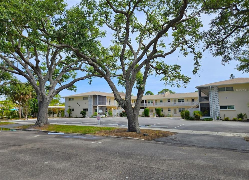 For Rent: $1,900 (2 beds, 1 baths, 716 Square Feet)