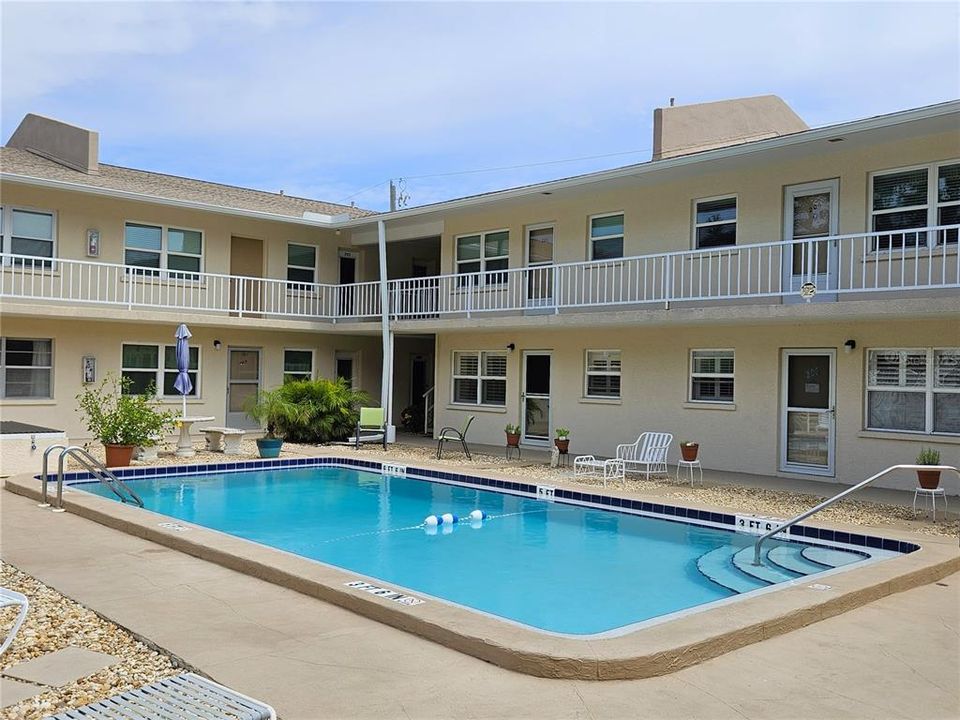 For Rent: $1,900 (2 beds, 1 baths, 716 Square Feet)