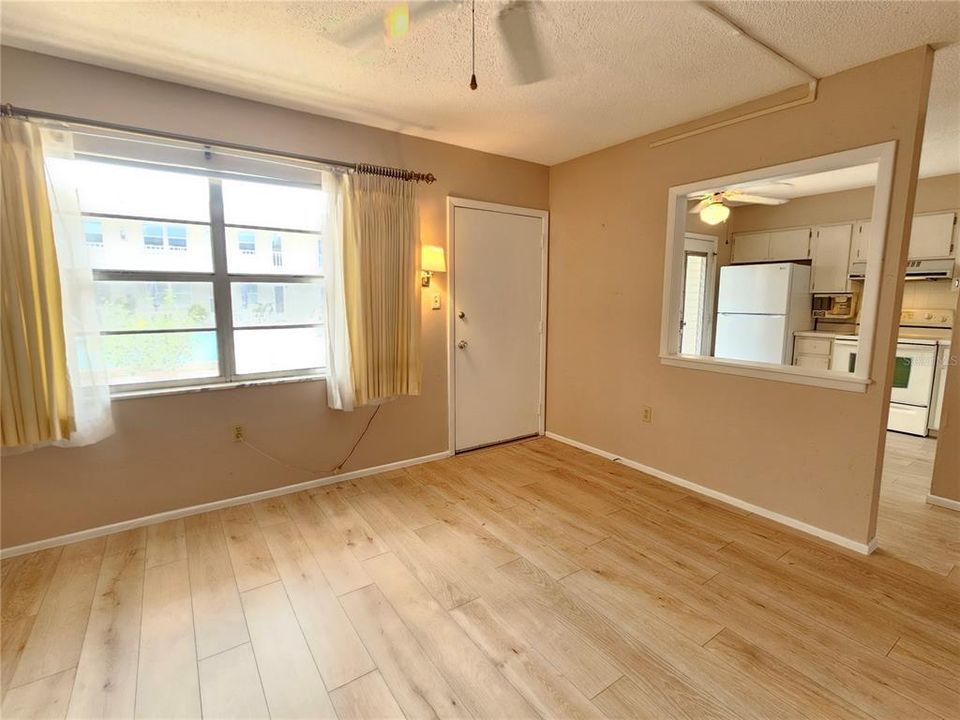 For Rent: $1,900 (2 beds, 1 baths, 716 Square Feet)