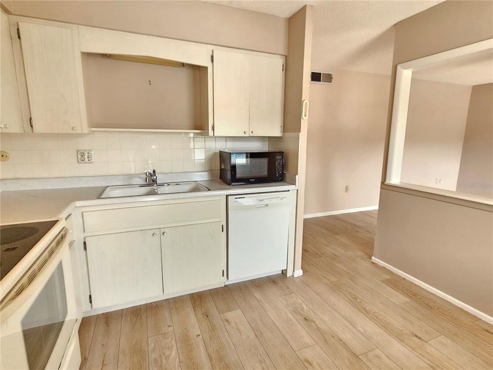 For Rent: $1,900 (2 beds, 1 baths, 716 Square Feet)