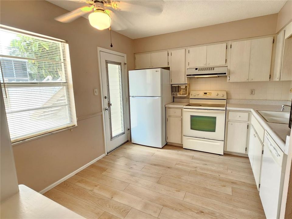 For Rent: $1,900 (2 beds, 1 baths, 716 Square Feet)