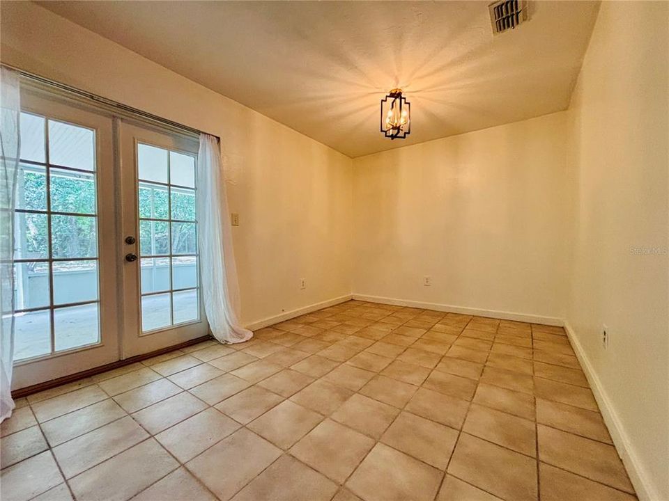 For Sale: $215,000 (3 beds, 1 baths, 1032 Square Feet)