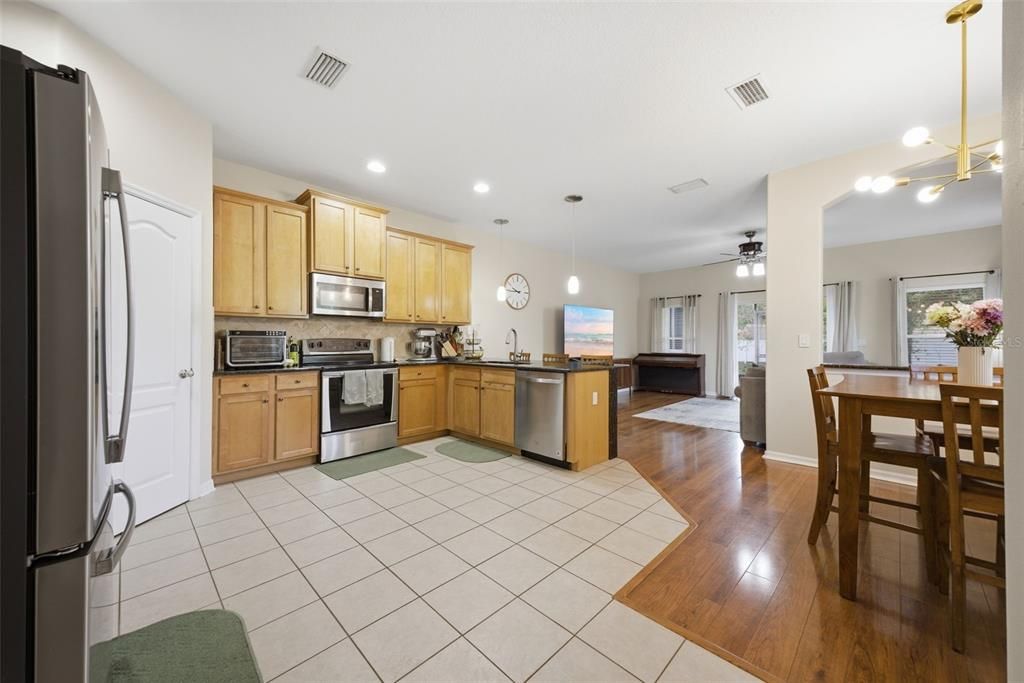 For Sale: $335,000 (3 beds, 2 baths, 1844 Square Feet)
