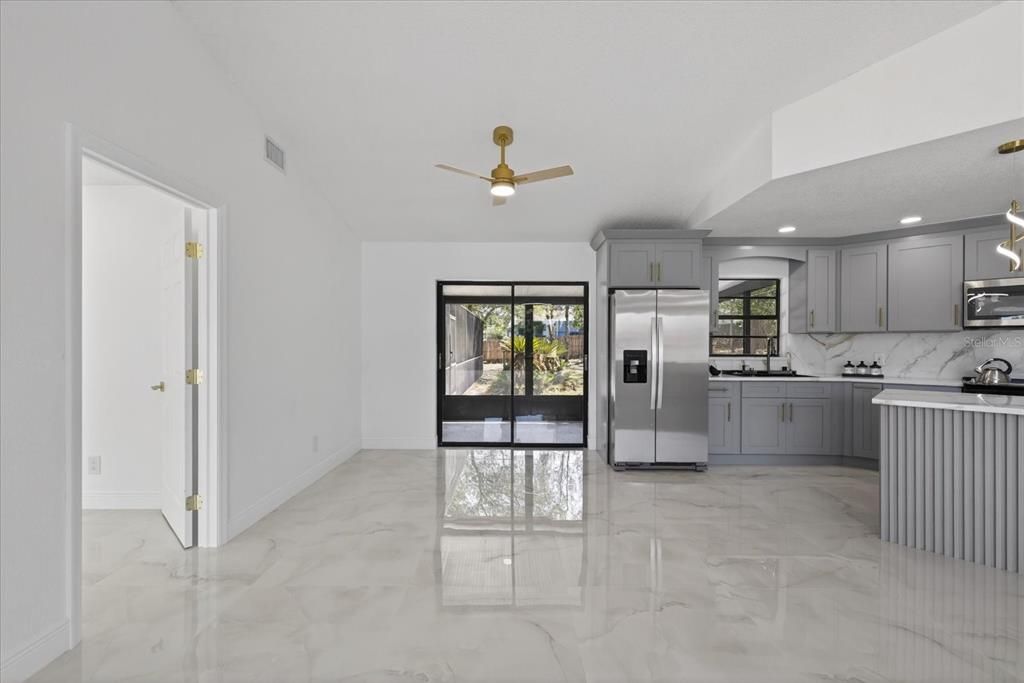 Под контрактом: $339,999 (3 спален, 3 ванн, 1626 Квадратных фут)