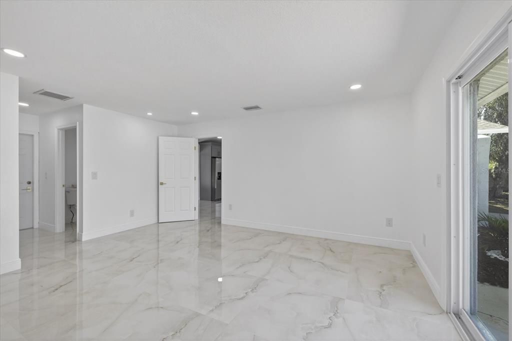 Под контрактом: $339,999 (3 спален, 3 ванн, 1626 Квадратных фут)