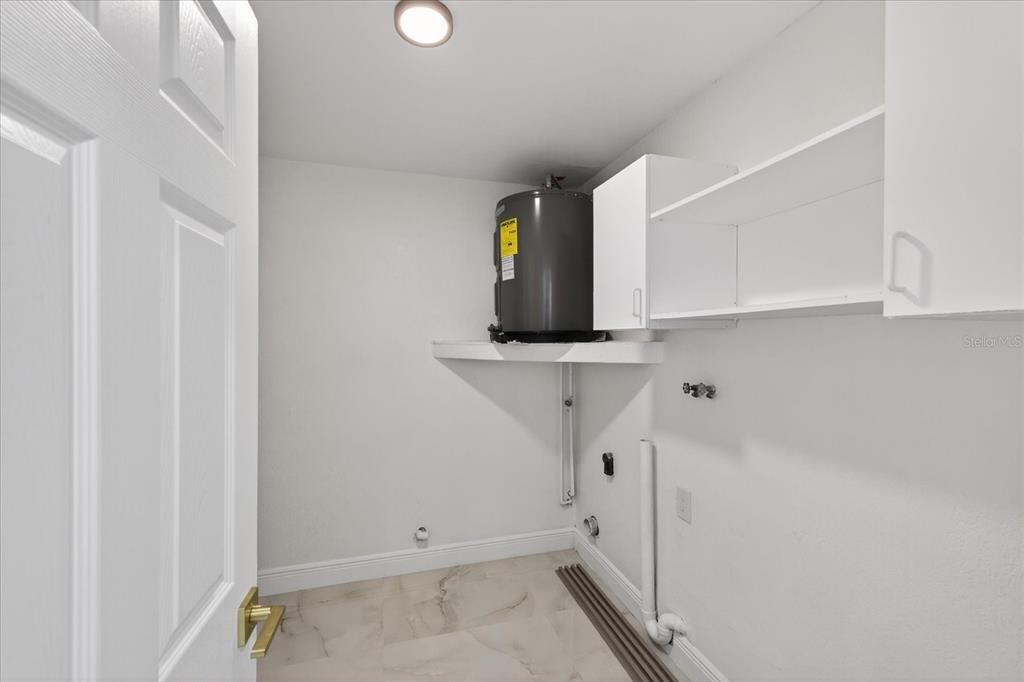 Под контрактом: $339,999 (3 спален, 3 ванн, 1626 Квадратных фут)