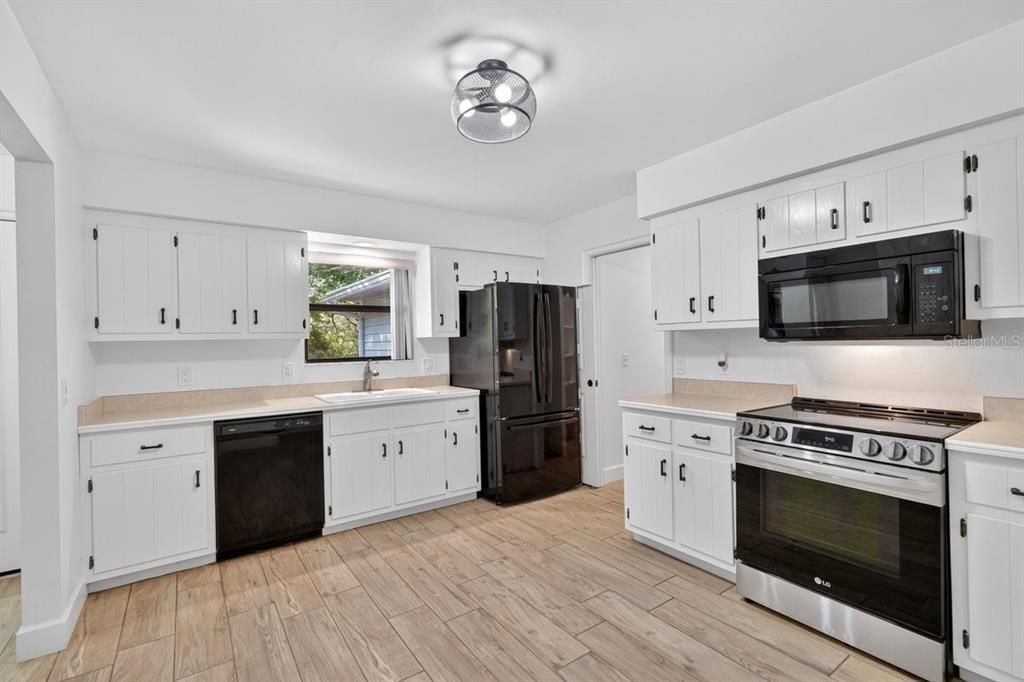 For Sale: $650,000 (3 beds, 2 baths, 1648 Square Feet)