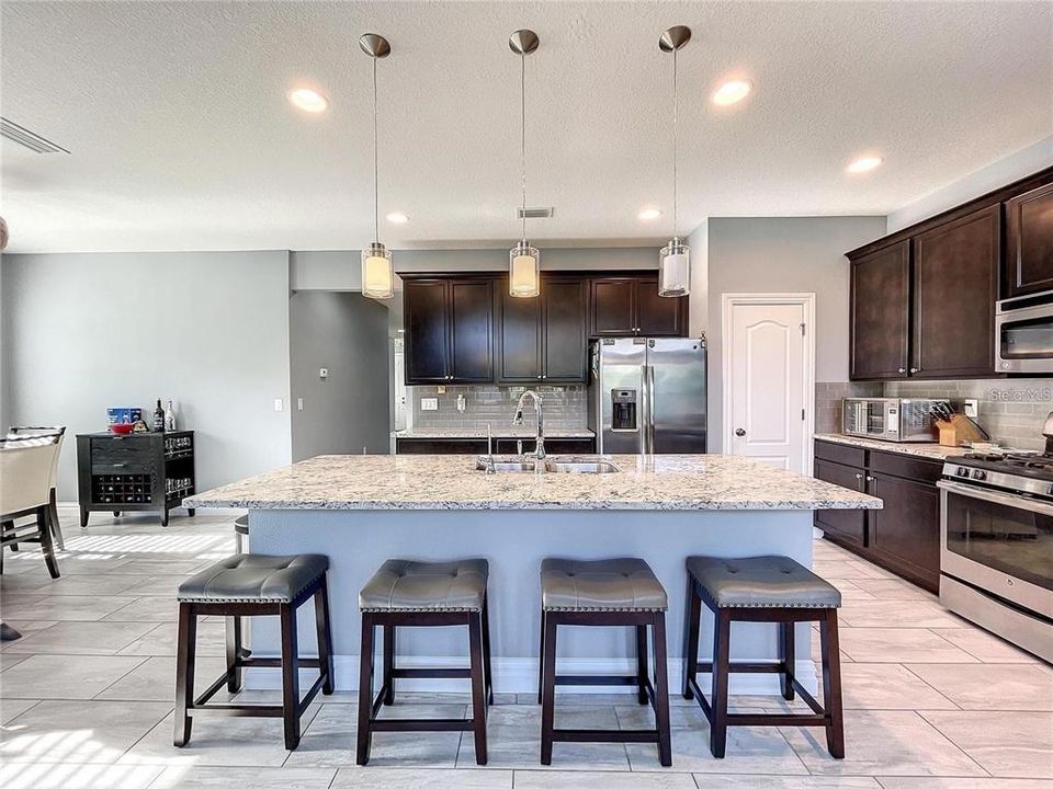 For Rent: $3,400 (5 beds, 3 baths, 2779 Square Feet)
