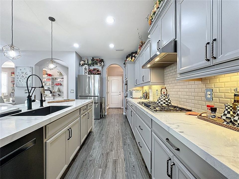 For Sale: $500,000 (2 beds, 2 baths, 1918 Square Feet)