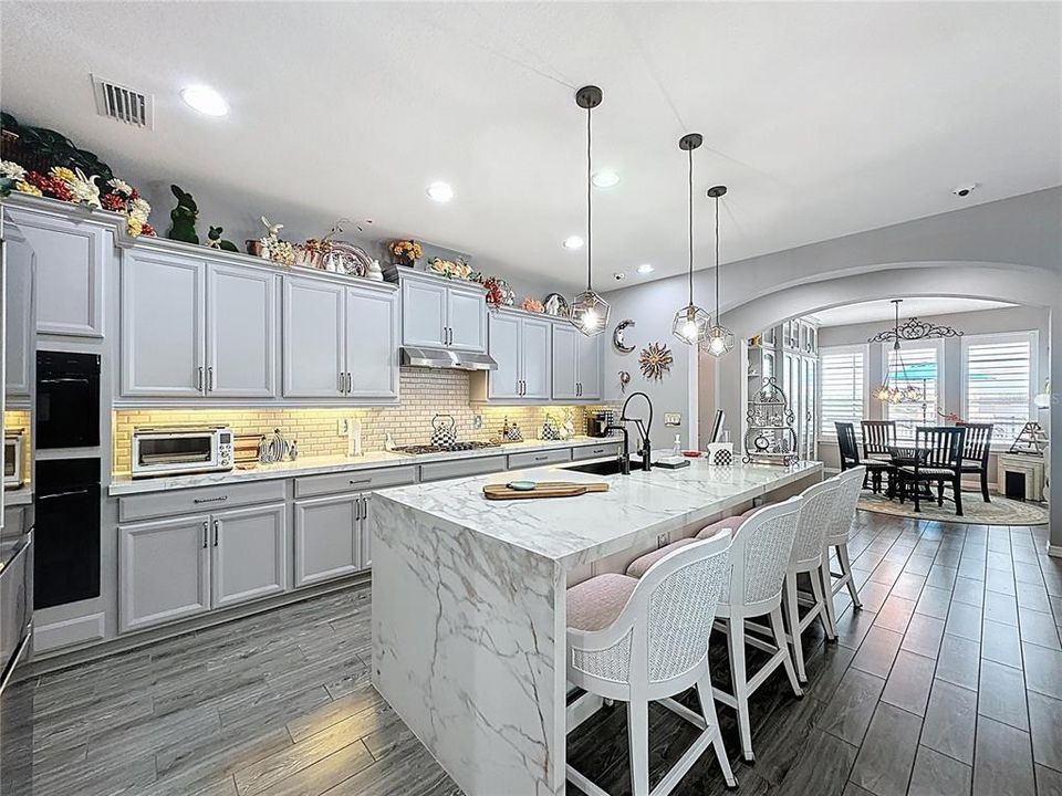 For Sale: $500,000 (2 beds, 2 baths, 1918 Square Feet)