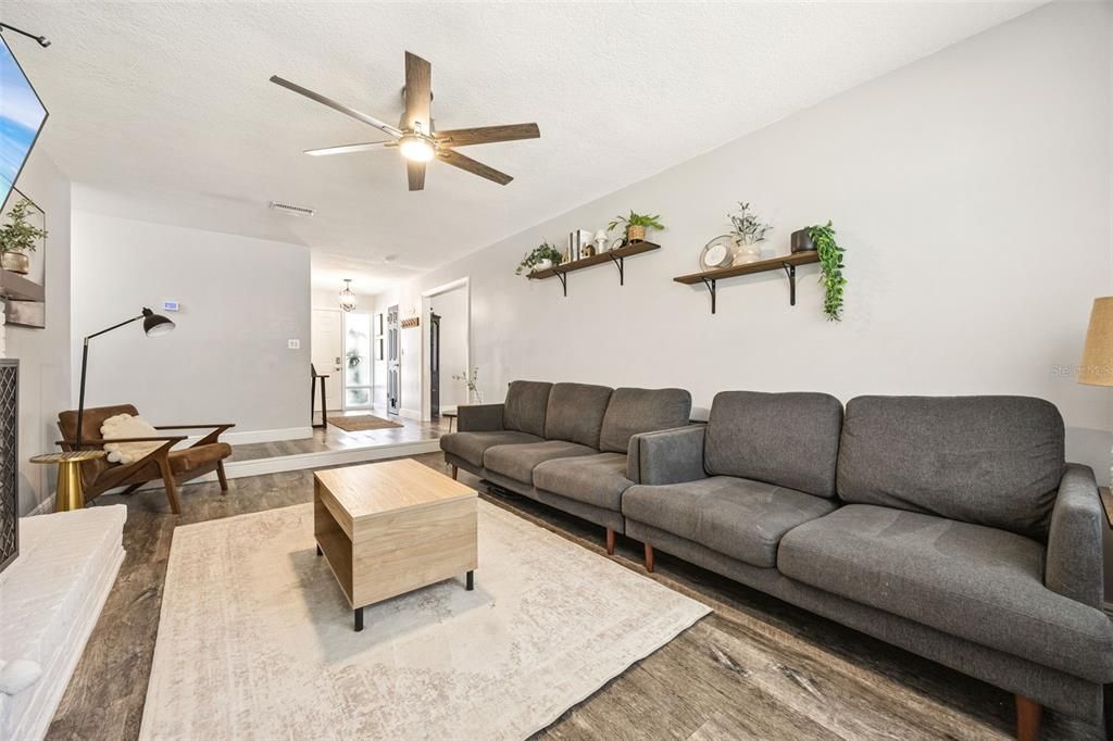 Activo con contrato: $395,000 (3 camas, 2 baños, 1621 Pies cuadrados)