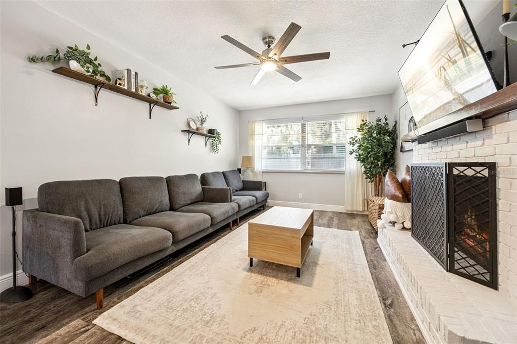 Activo con contrato: $395,000 (3 camas, 2 baños, 1621 Pies cuadrados)