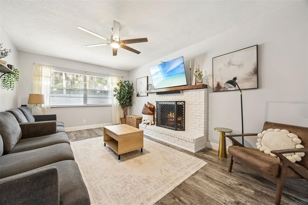 Activo con contrato: $395,000 (3 camas, 2 baños, 1621 Pies cuadrados)