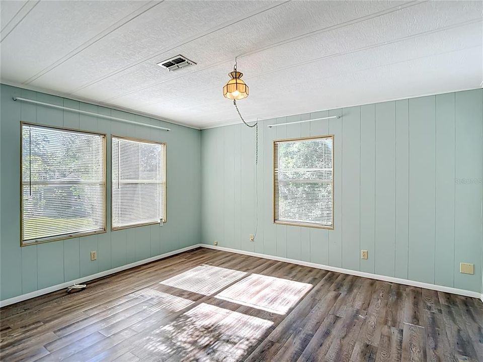 For Sale: $165,000 (2 beds, 2 baths, 1296 Square Feet)