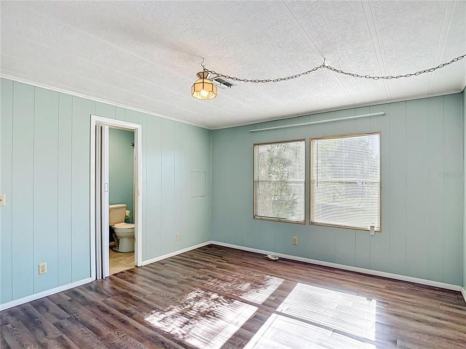 For Sale: $165,000 (2 beds, 2 baths, 1296 Square Feet)