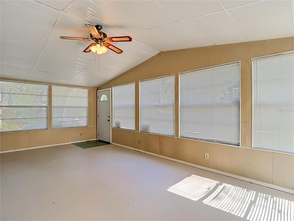 For Sale: $165,000 (2 beds, 2 baths, 1296 Square Feet)