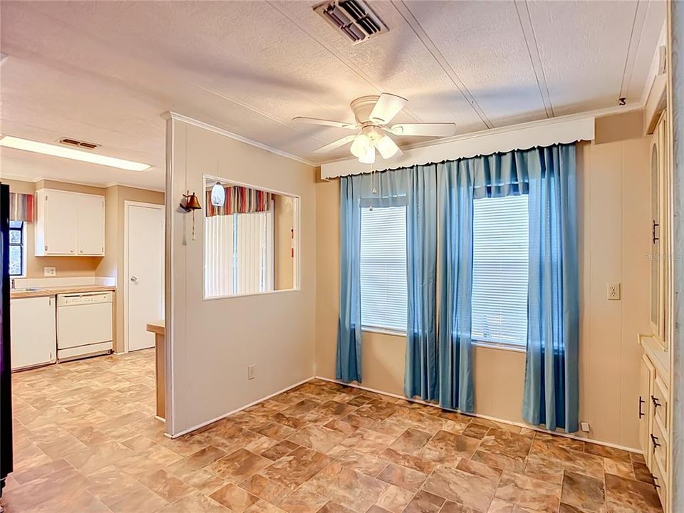 For Sale: $165,000 (2 beds, 2 baths, 1296 Square Feet)