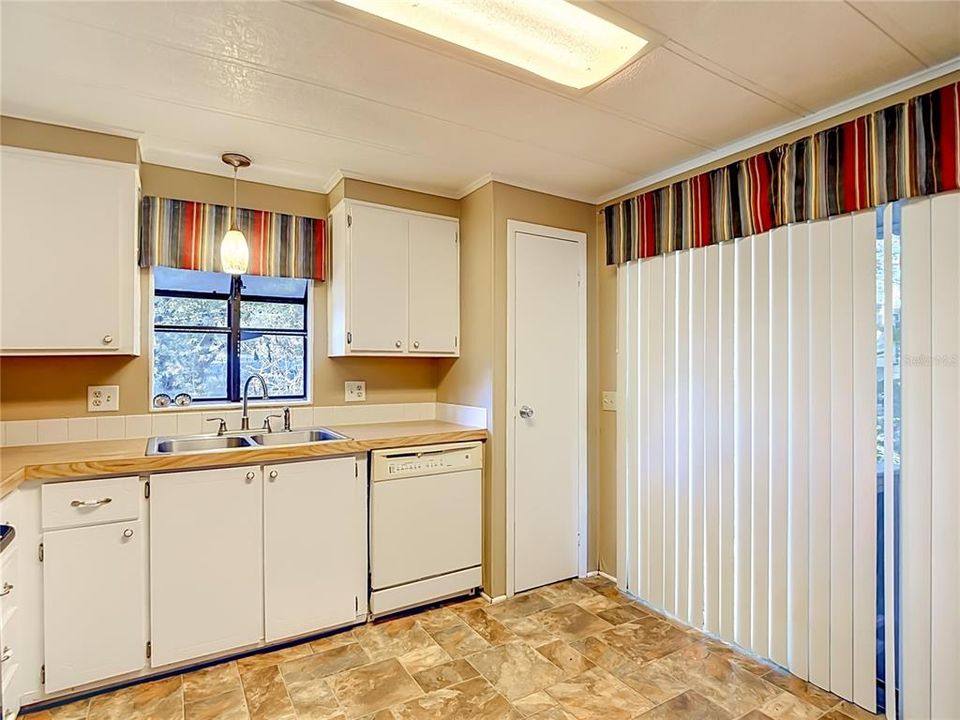 For Sale: $165,000 (2 beds, 2 baths, 1296 Square Feet)