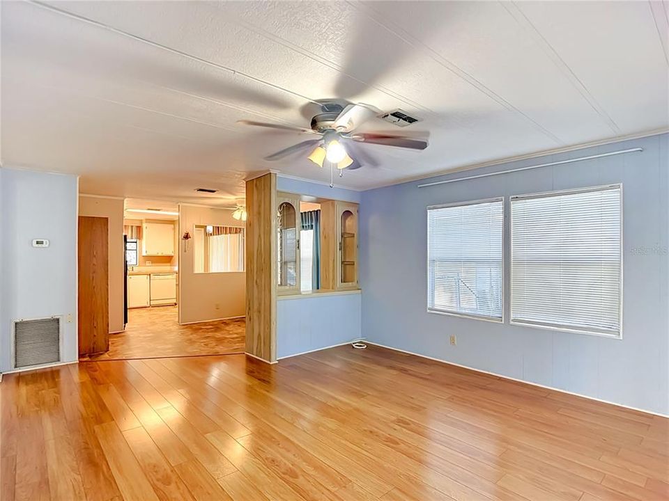 For Sale: $165,000 (2 beds, 2 baths, 1296 Square Feet)