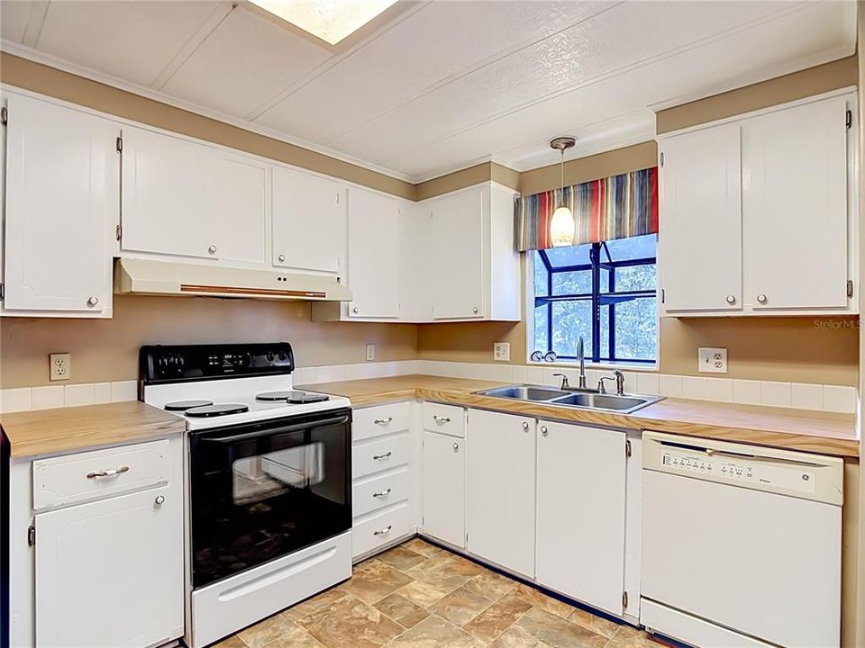 For Sale: $165,000 (2 beds, 2 baths, 1296 Square Feet)