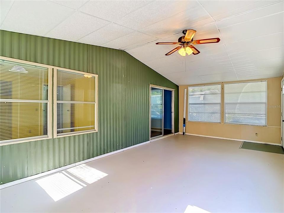 For Sale: $165,000 (2 beds, 2 baths, 1296 Square Feet)