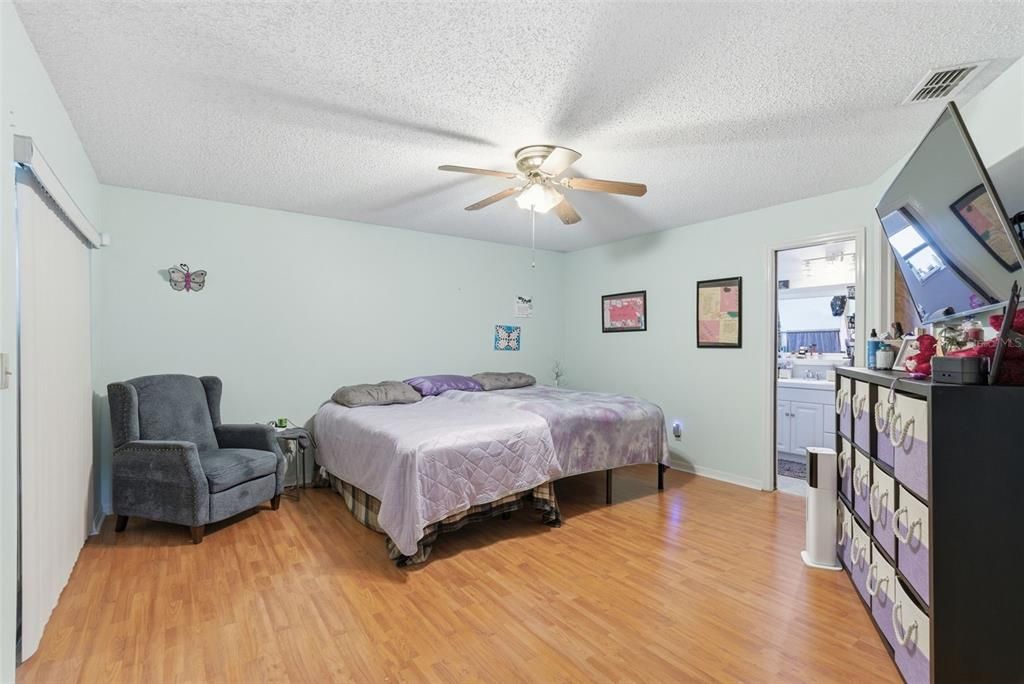 For Sale: $369,900 (3 beds, 2 baths, 1679 Square Feet)