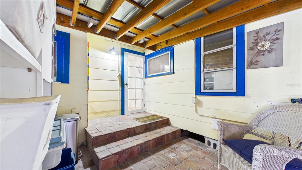 For Sale: $500,000 (2 beds, 2 baths, 1044 Square Feet)