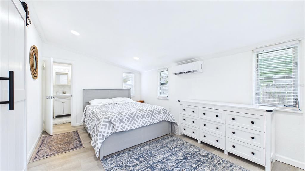 For Sale: $500,000 (2 beds, 2 baths, 1044 Square Feet)