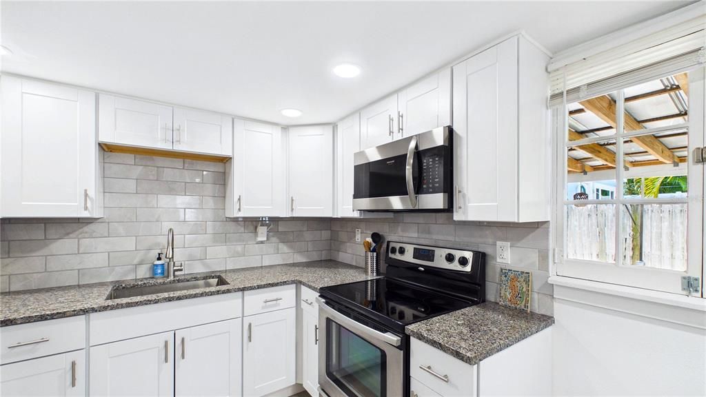 For Sale: $500,000 (2 beds, 2 baths, 1044 Square Feet)
