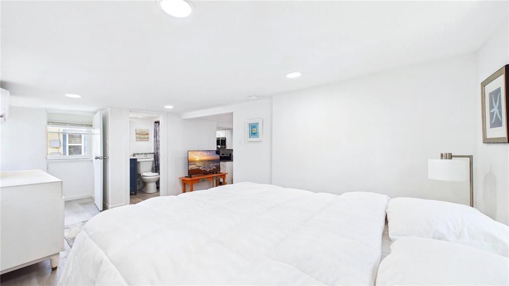 For Sale: $500,000 (2 beds, 2 baths, 1044 Square Feet)