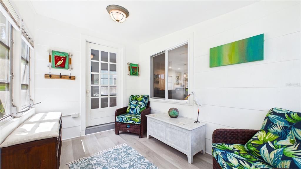 For Sale: $500,000 (2 beds, 2 baths, 1044 Square Feet)