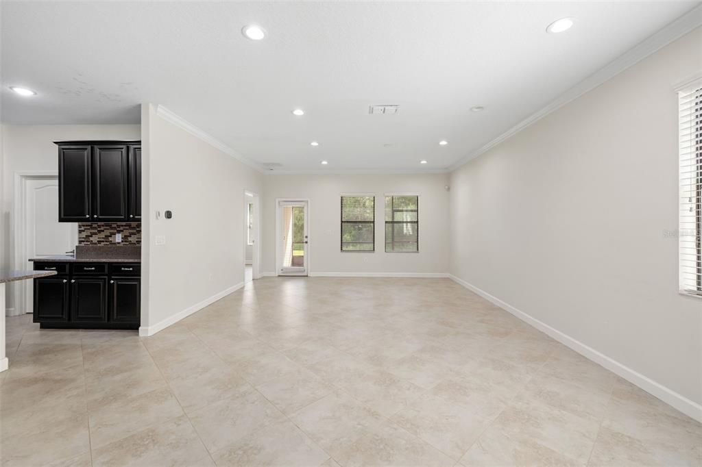 En Venta: $425,000 (4 camas, 3 baños, 2032 Pies cuadrados)
