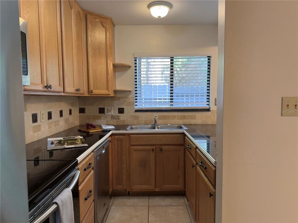For Sale: $161,000 (2 beds, 1 baths, 938 Square Feet)